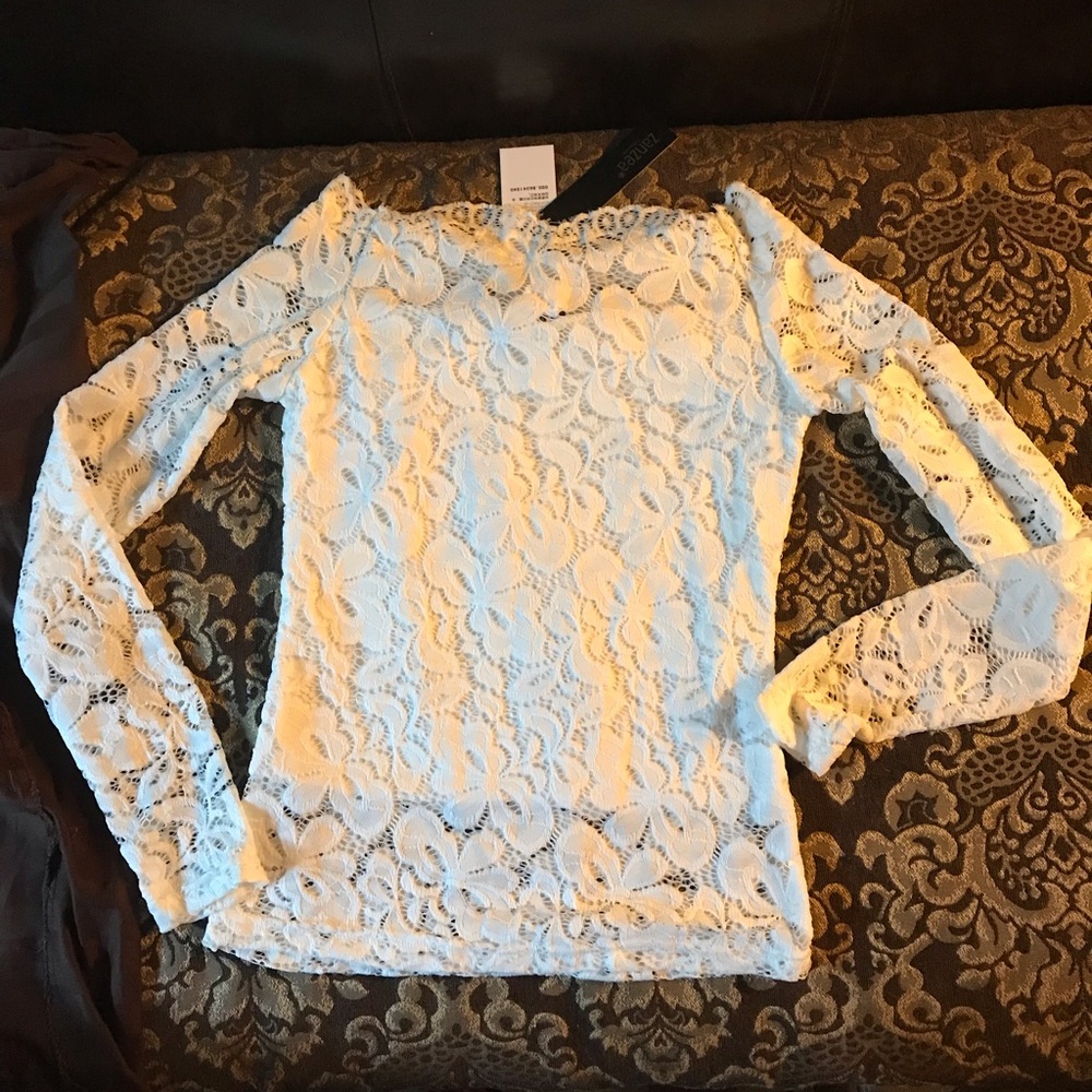 Beautiful lace top scalloped neck w off shoulder option. W lining. Fit XS/S